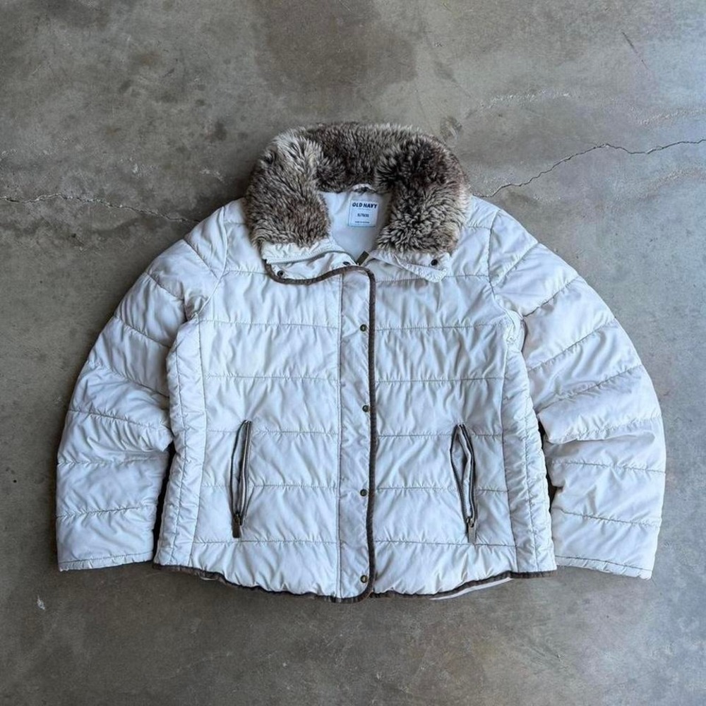 Vintage y2k 2000s cute white puffer jacket with faux fur collar
